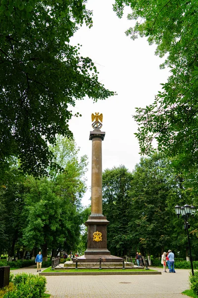 ヤロスラヴル ロシア 2020年8月13日 ヤロスラヴルのデミドフ柱 ヤロスラヴル デミドフ学校の創設者パヴェル グリゴリエヴィチ デミドフの記念碑 — ストック写真
