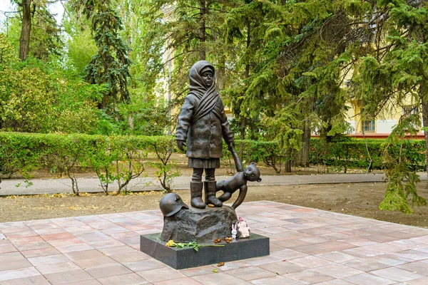 Volgograd Rússia Setembro 2020 Monumento Uma Menina Com Ursinho Pelúcia — Fotografia de Stock