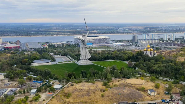 Volgograd ロシア 2020年9月19日 彫刻の夕景祖国の呼び出し ヴォルゴグラードのママエフ クルガンについてです 曇り空 空の景色 — ストック写真