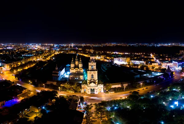 俄罗斯 阿斯利康 Astrakhan克里姆林宫假设大教堂和阿斯利康克里姆林宫的钟楼 夜间的空中景观 — 图库照片