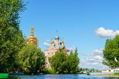 Pereslavl-Zalessky, Rusya - 18 Ağustos 2020: 40 Sebastia Şehitleri Kilisesi. Trubezh Nehri