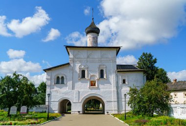 Suzdal, Rusya - 11 Ağustos 2020: Spaso-Evfimiev Manastırı - Erkek Manastırı. En Kutsal Theotokolar 'ın Anonsu Kilisesi