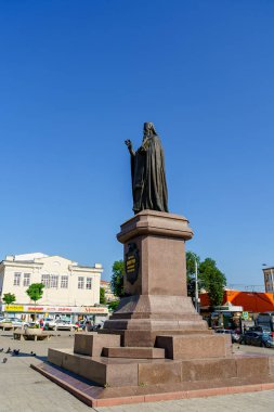 Rostov-on-Don, Rusya - 25 Ağustos 2020 Dmitry Rostovsky Anıtı. Rus Ortodoks Kilisesi Piskoposu, Rostov Metropolitanı ve Yaroslavl