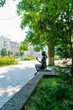 Rostov-on-Don, Rusya - 25 Ağustos 2020: Çiçek Kız - Tür Heykel. Central Park adını M.Gorky 'den almıştır.