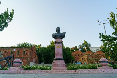 Rostov-on-Don, Rusya - 25 Ağustos 2020: F. F Ushakov 'un heykeli. Don nehri seti