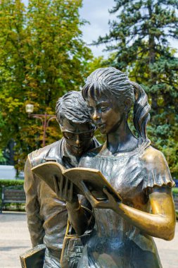 Krasnodar, Rusya - 27 Ağustos 2020: Öğrenciler Shurik ve Lida. Tür heykeli. Kırmızı Cadde