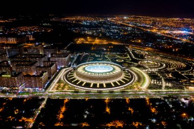 Krasnodar, Rusya - 26 Ağustos 2020: Krasnodar - Krasnodar şehrindeki bir futbol stadyumu. Halk Parkı Krasnodar (Galitsky Parkı). Gece hava görüntüsü