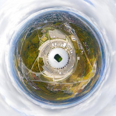Samara, Rusya - 20 Eylül 2020: Dayanışma Arena (Nisan 2021 'e kadar Samara Arena), 2018 FIFA Dünya Kupası için özel olarak inşa edilen futbol stadyumu. 360 derece hava panoramik asteroidi. Düş