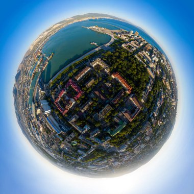 Novorossiysk, Rusya - 16 Eylül 2020: Şehrin merkezi bölümü. Novorossiysk Körfezi 'nde bir liman. 360 derece gökyüzü panoramik asteroidi