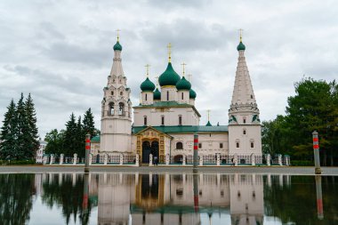 Yaroslavl, Rusya. Peygamber Elijah 'ın tapınağı. Sovyet meydanı