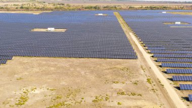 Rusya, Stavropol Bölgesi. Güneşli bir günde güneş enerjisi santrali, Hava Görüntüsü  