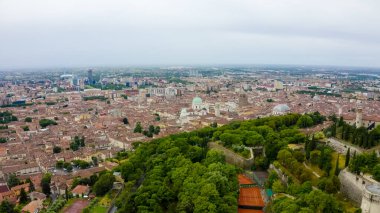 Brescia, İtalya. Şehrin merkezi kısmından. Hava görüntüsü. Yaz