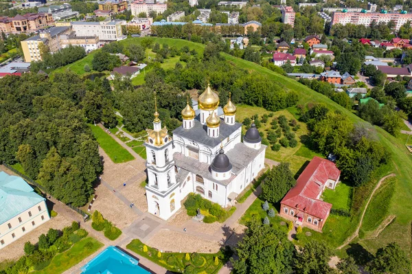 德米特里夫 俄罗斯德米特里夫克里姆林宫 Dmitrov Kremlin 是俄罗斯12世纪部分保留下来的古城墙 假设大教堂 空中景观 — 图库照片