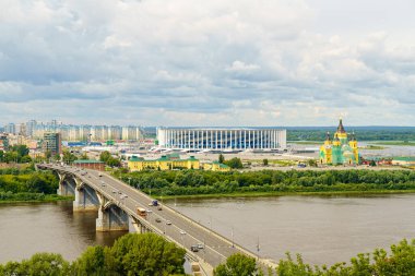 Nizhny Novgorod, Rusya - 8 Ağustos 2020: Nizhny Novgorod Stadyumu, Kanavinsky Köprüsü, İskeledeki Alexander Nevsky Katedrali
