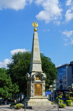 Krasnodar, Rusya - 29 Ağustos 2020: Obelisk 200 yıllık Kuban Kazakları