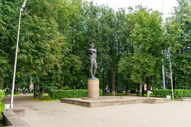 Yaroslavl, Rusya - 13 Ağustos 2020: F.G. Volkov Anıtı. Volkova Meydanı