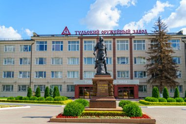 Tula, Rusya - 22 Ağustos 2020: Tula silah fabrikasının yakınındaki I. Peter Anıtı