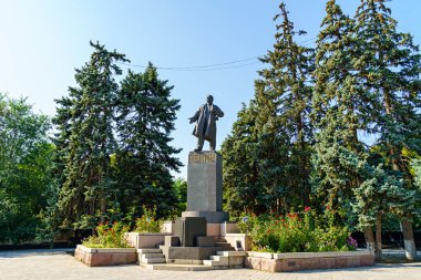Rostov-on-Don, Rusya - 25 Ağustos 2020: V.I. anıtı Lenin. Central Park adını M.Gorky 'den almıştır.