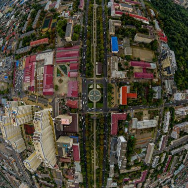 Krasnodar, Rusya - 27 Ağustos 2020: Yazın şehrin havadan görüntüsü. Kızıl Cadde (Krasnaya)