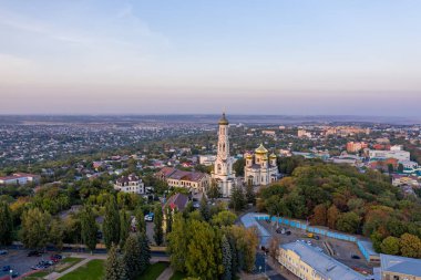 Stavropol, Rusya. Tanrı 'nın Annesi Kazan Simgesi Katedrali. Gün batımında hava manzarası. Düş