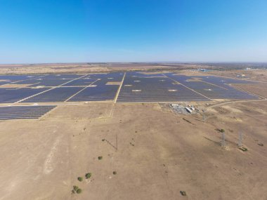 Stavropol, Rusya. Staromaryevka köyü. Rusya 'daki en büyük güneş enerjisi santrali. Hava görünümü