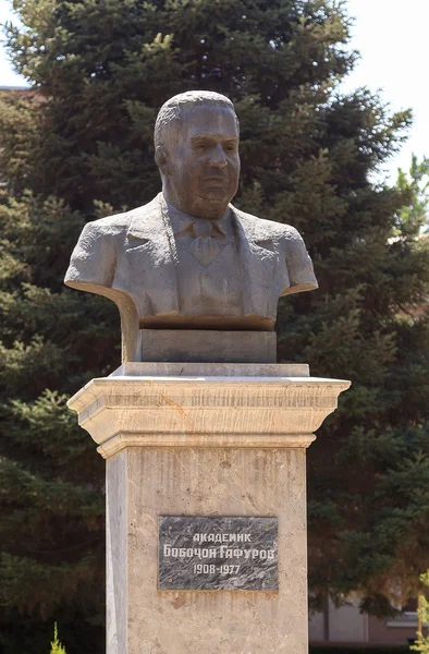 Bust Bobojan Gafurov. Tajikistan, Dushanbe — Stock Photo, Image