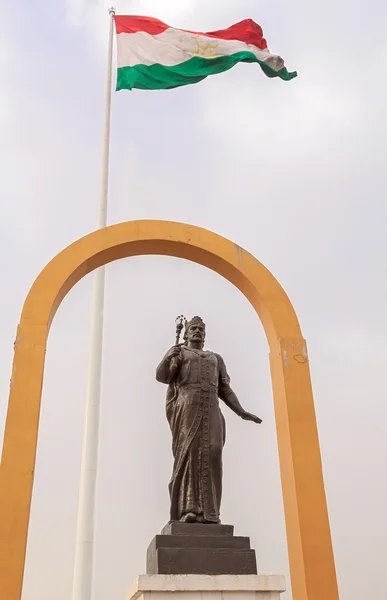 Somoni-Statue vor der Flagge Tadschikistans. Duschanbe — Stockfoto