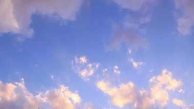 Bulutlarda günbatımı ışığı