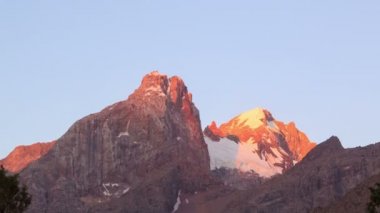 Şafakta dağ Buzulu