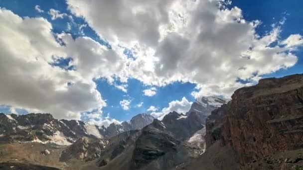 Güneş dağ vadi aydınlanır — Stok video