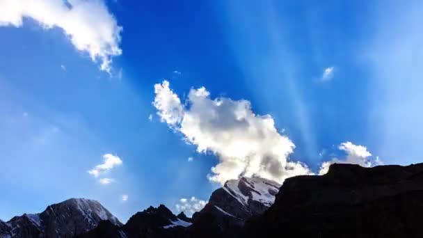 Montañas con nubes — Vídeos de Stock