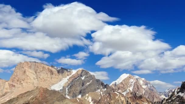 Nuvens manchando nas montanhas — Vídeo de Stock