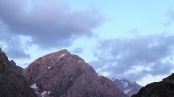 Montagnes au coucher du soleil — Video