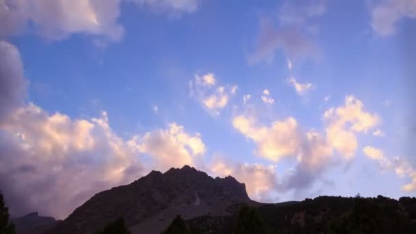 Nubes en la luz del atardecer — Vídeos de Stock
