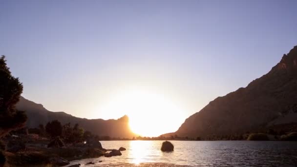 Lago de montaña — Vídeo de stock