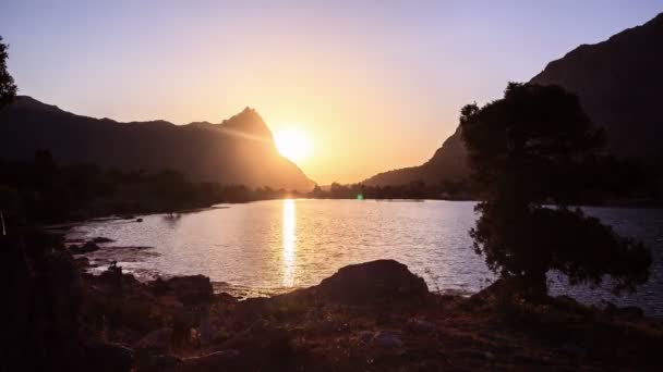 Puesta de sol sobre el lago — Vídeo de stock