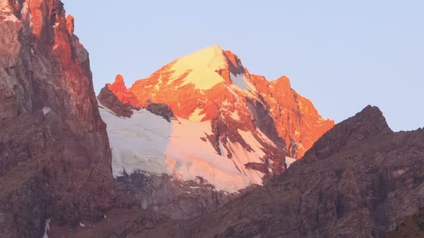 Glaciar de montaña al amanecer — Vídeo de stock