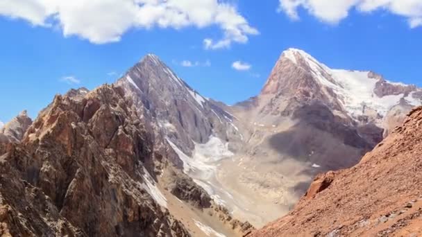 Nuages au-dessus du col . — Video