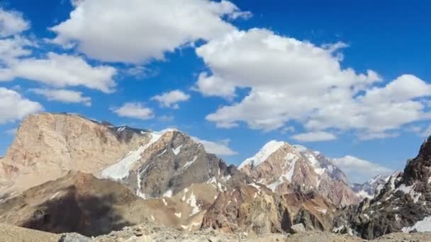 Bulutlar bulaşması, tepe noktaları — Stok video