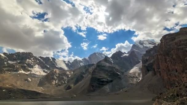 Lago en las montañas — Vídeo de stock