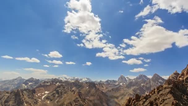 Valle de montaña en las nubes — Vídeo de stock