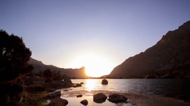 Lago de montaña — Vídeo de stock