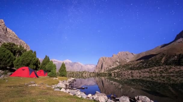 Estrelas refletidas no lago . — Vídeo de Stock