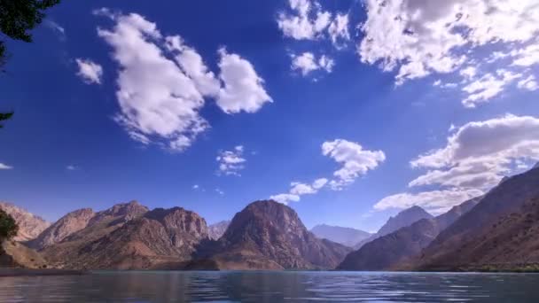 Озеро в горах — стоковое видео