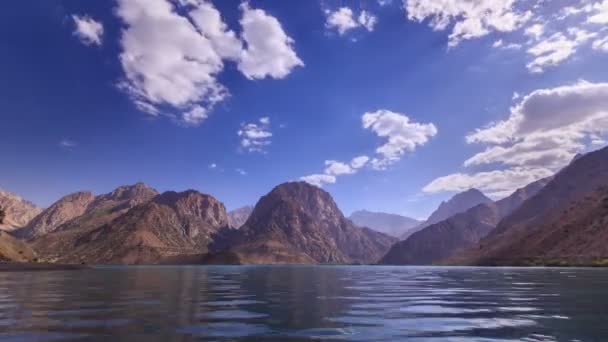 Lago en las montañas — Vídeos de Stock