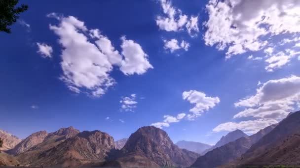 Wolken boven bergmeer — Stockvideo