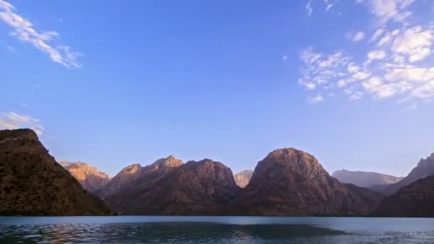 Nubes sobre un lago de montaña — Vídeos de Stock