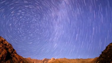 Dağların üzerinden yıldız satırı