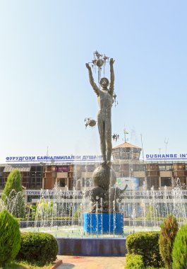 Anıt terminal binası önünde. Havaalanı. Dushanbe, T