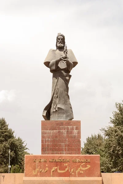 菲尔多西的纪念碑。塔吉克斯坦首都杜尚别 — 图库照片
